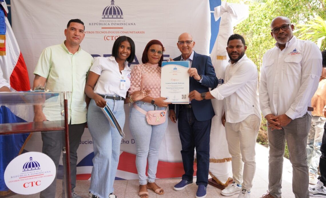 Centros Tecnológicos Comunitarios impulsan la transformación digital en Duvergé con jornada “Frontera Digital”.