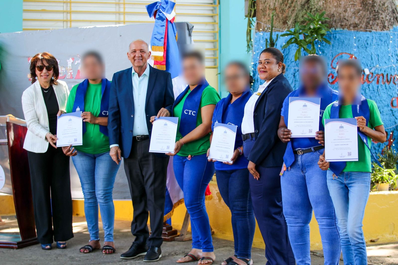 Entregan certificados a privadas de libertad en el Centro de Corrección y Rehabilitación Rafey Mujeres.
